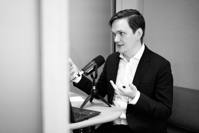 Billede af Lasse Rindom der interviewer til sin podcast